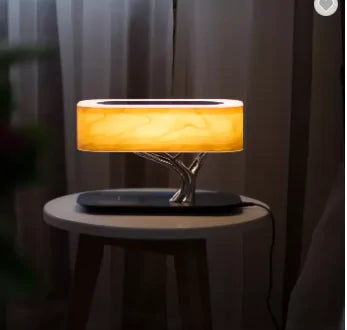 Lámpara de mesa con forma de árbol, cargador inalámbrico y altavoz Bluetooth