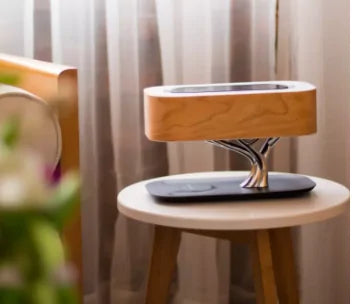 Lámpara de mesa con forma de árbol, cargador inalámbrico y altavoz Bluetooth